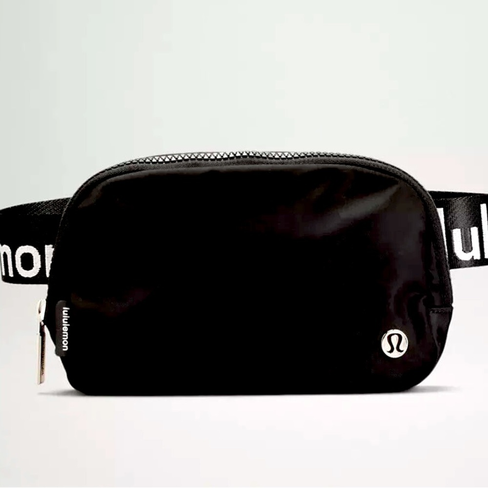 Lululemon Everywhere Belt Bag 1L - Black with logo strap